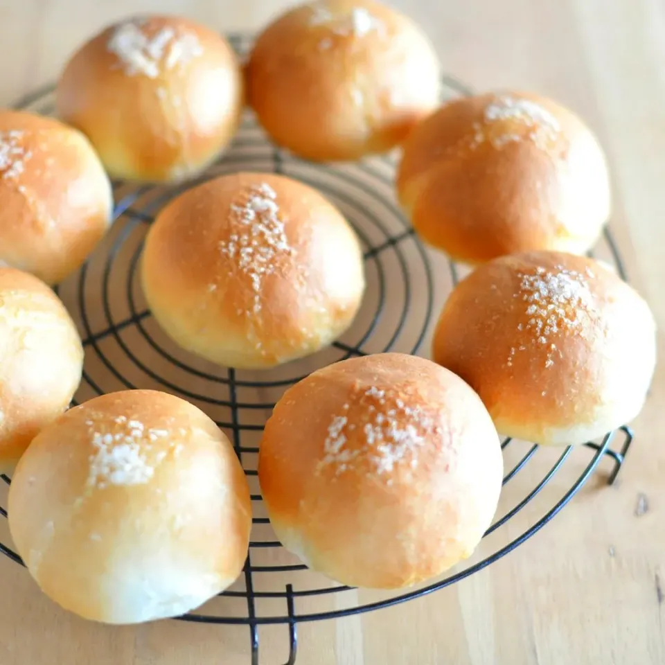 Snapdishの料理写真:塩バターパンを焼いたよ🍞✨|さわ太郎さん