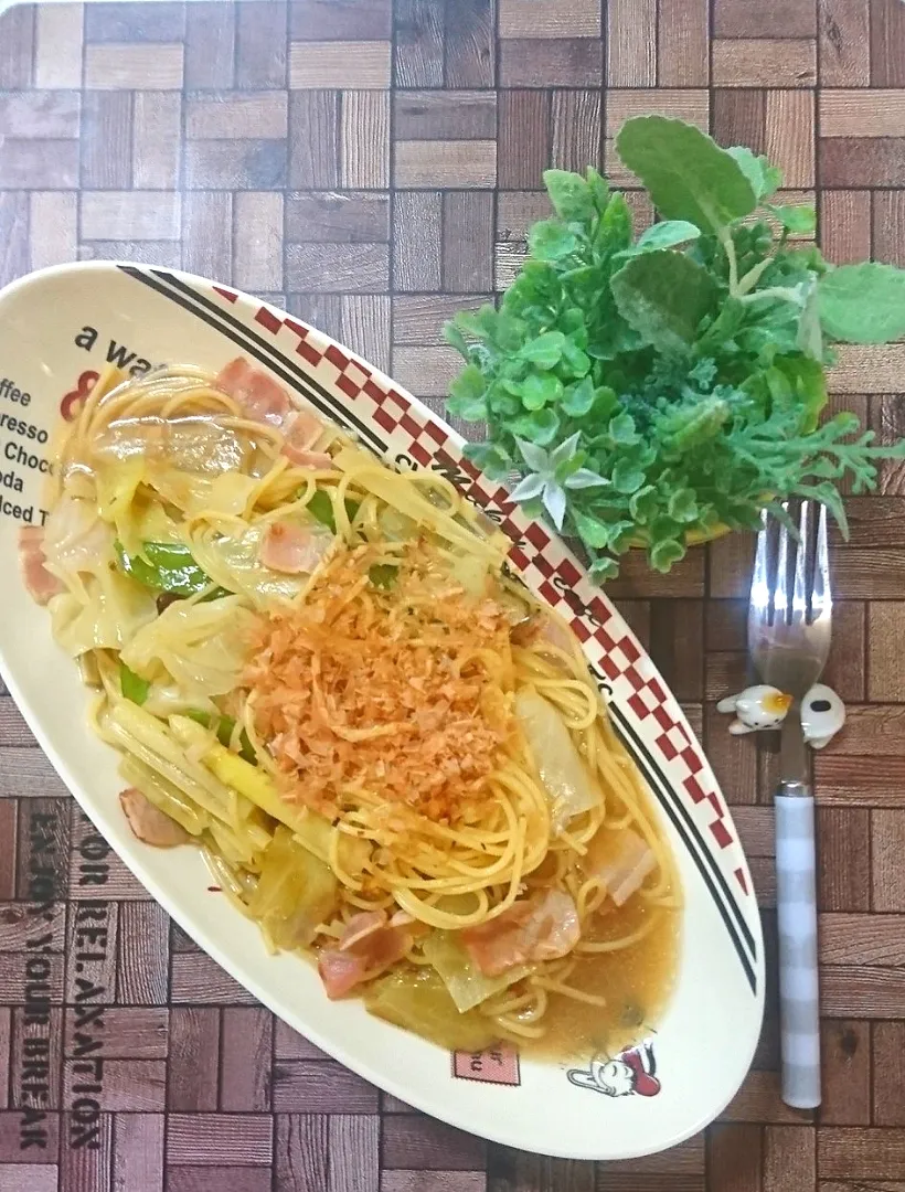 キャベツとアスパラの白だしスープパスタ😋|fumi ◡̈⋆さん