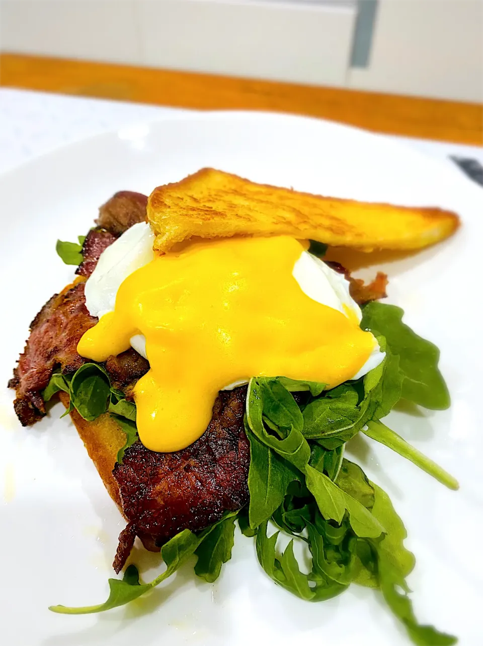 Snapdishの料理写真:Eggs Benedict with Beef Bacon, Wild Rocket and Hollandaise Sauce|Wukongさん