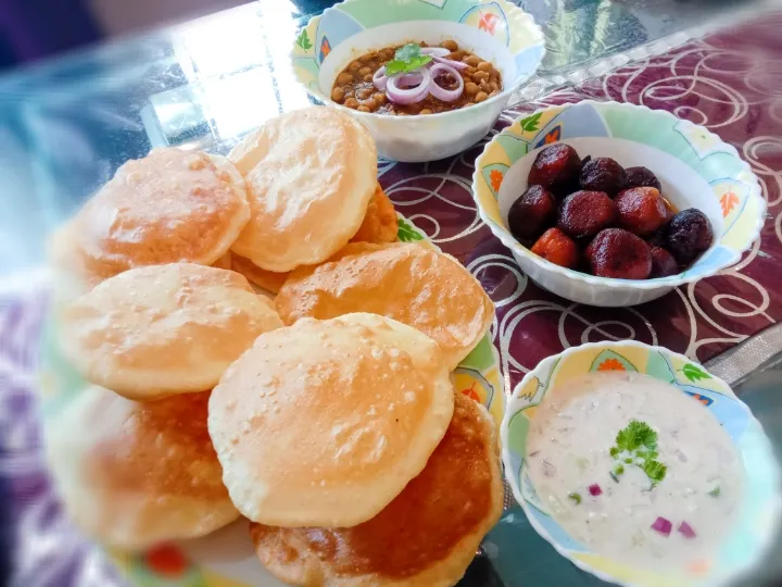 Chhole-bhature, Gulab-jamun and Raita! The famous Indian Delicacy 🧡|Basic foodie 🧡さん