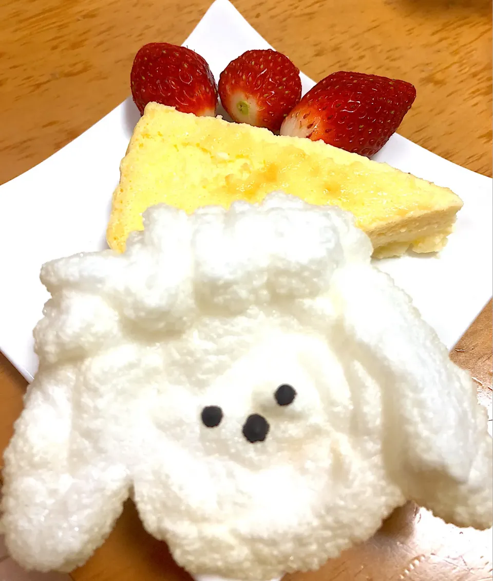 Snapdishの料理写真:娘の作ったチーズケーキ🍰と残った卵白でお菓子|ふみぃさん