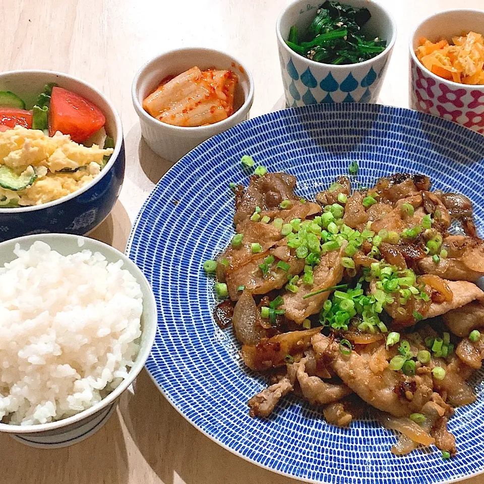 夜ご飯☺︎新玉ネギと豚肉のニンニク味噌炒め☆サラダ☆人参しりしり☆ほうれん草のお浸し☆キムチ|とまこ(*^o^*)さん