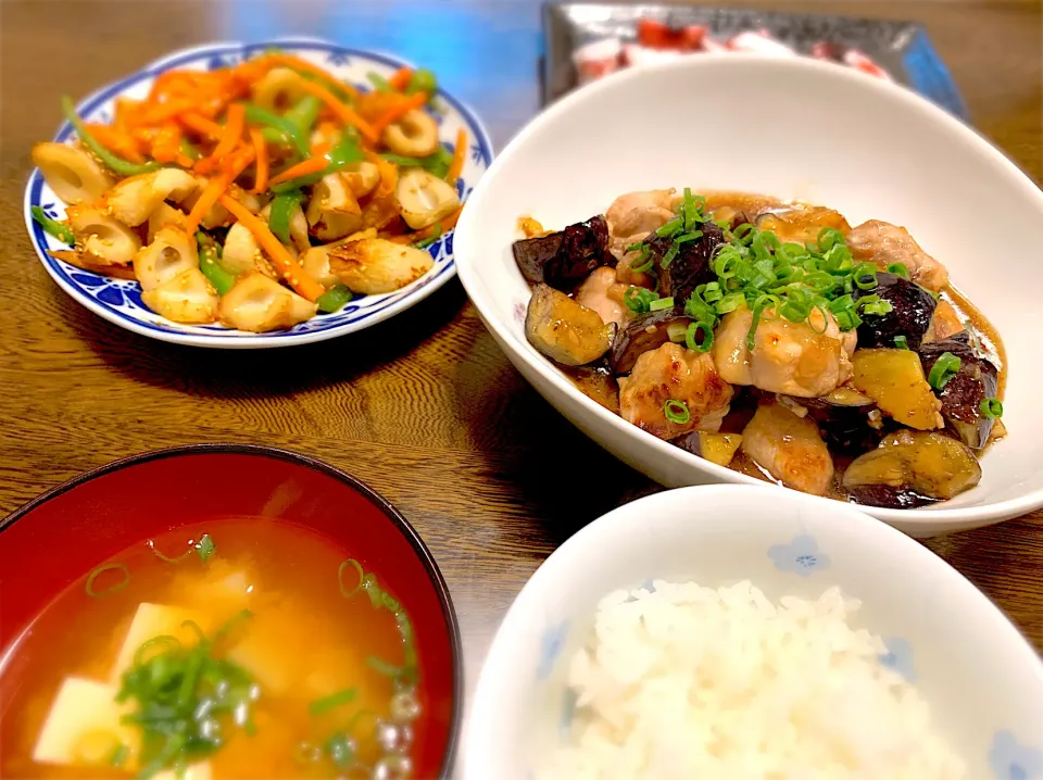 鶏肉と茄子の香味醤油炒め、ちくわピーマン人参のきんぴら、蒸しタコ、じゃがいもと豆腐の味噌汁|なちゃむさん