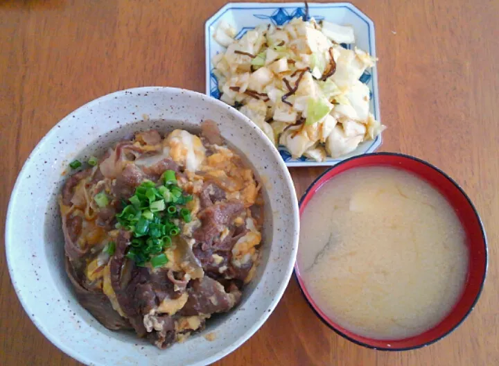 ４月６日　他人丼　キャベツの塩昆布和え　豆腐とわかめのお味噌汁|いもこ。さん