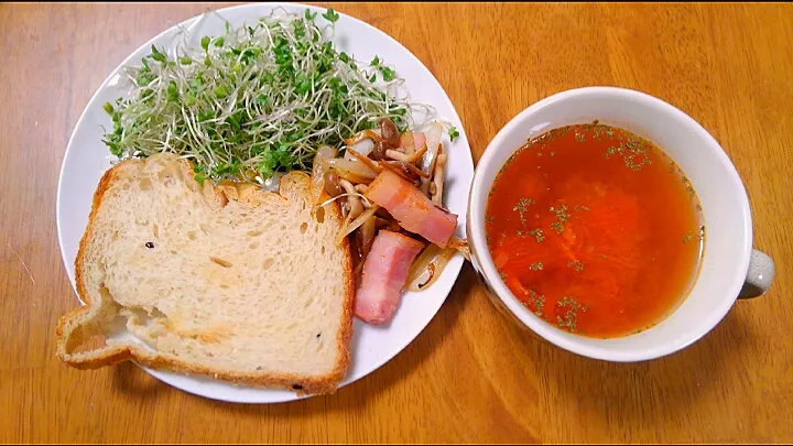 ４月６日　トースト　サラダ　玉ねぎとベーコンの炒め物　トマトスープ|いもこ。さん