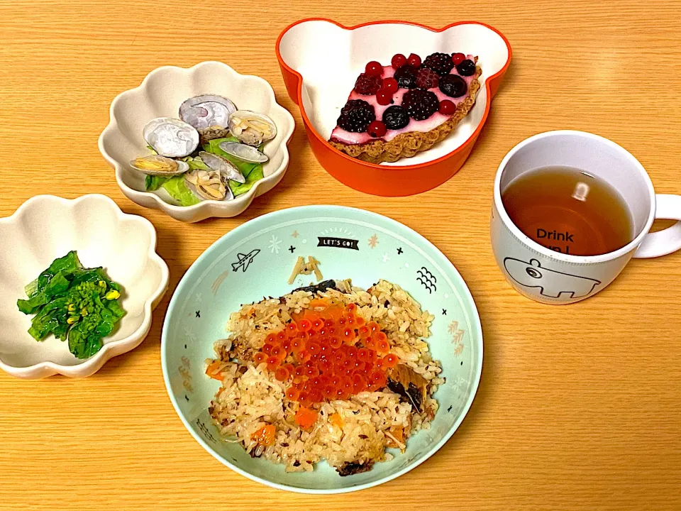 Snapdishの料理写真:炊き込みご飯、あさりの酒蒸し、菜花、タルト #こどもごはん|あさみさん