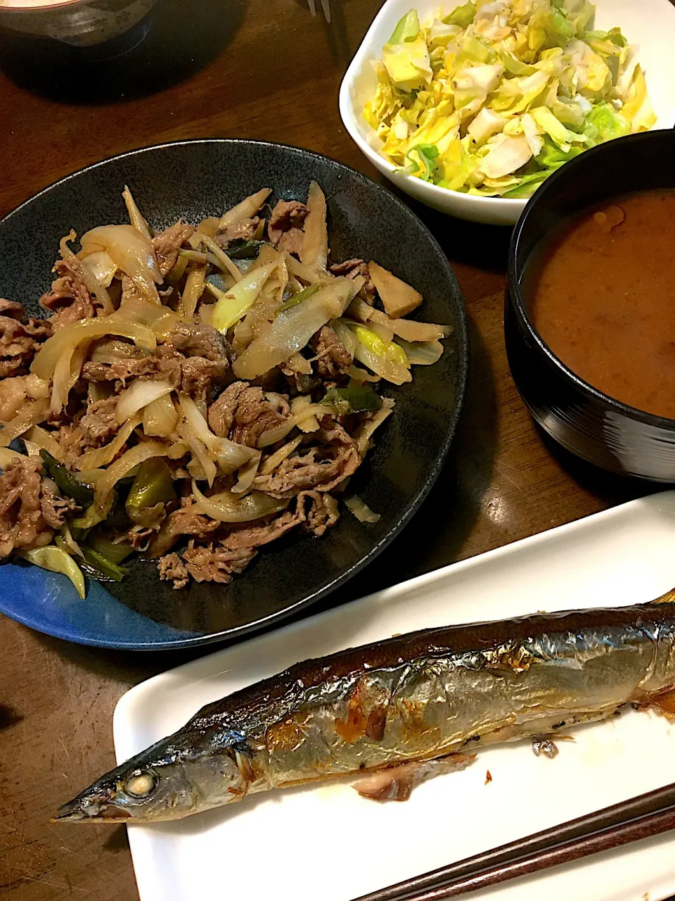 さんま、牛肉ごぼう甘辛いため、コールスロー、なめこ味噌汁|ゆうこさん