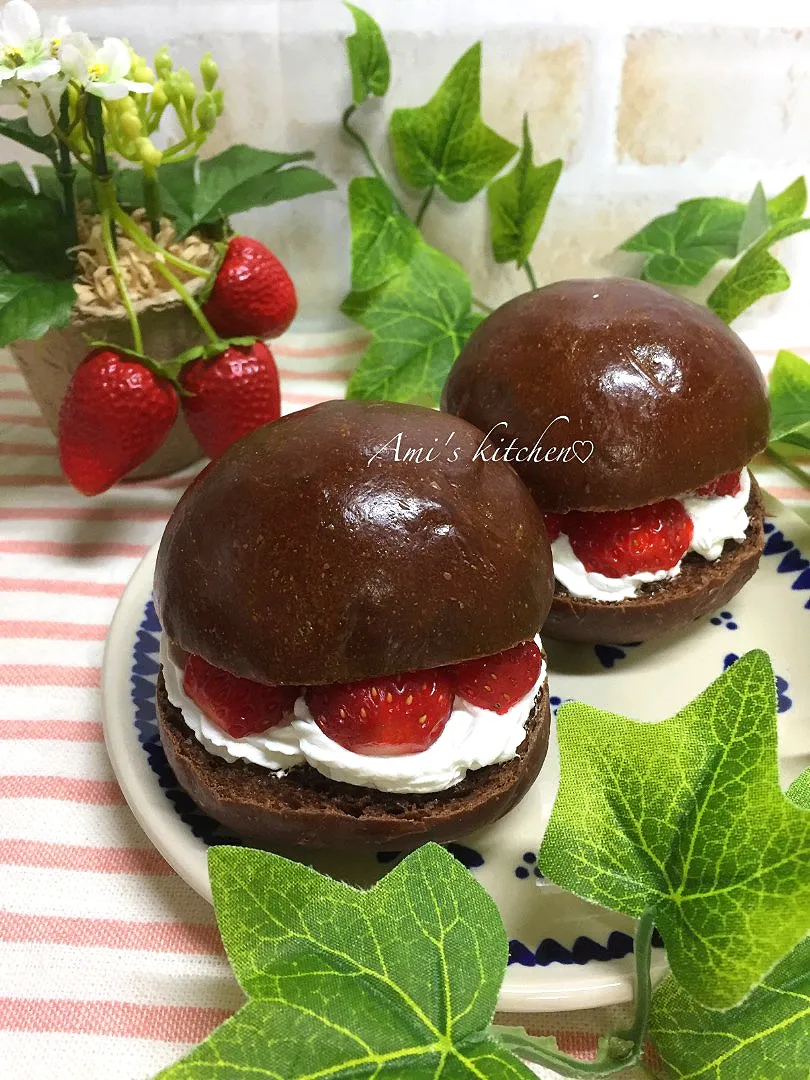 ココア生地でイチゴサンド😆🍓|あみさん