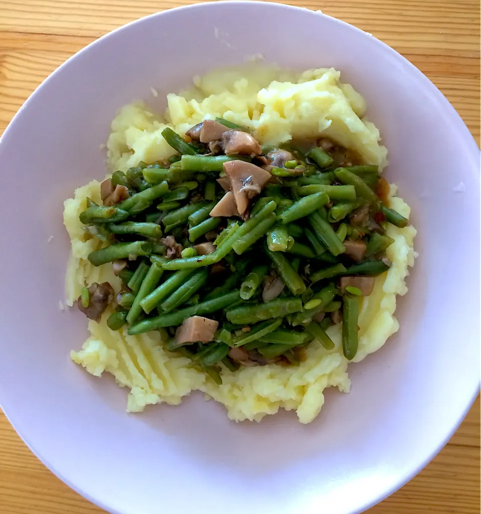 Snapdishの料理写真:Green beans with mushrooms and garlic served on mashed potatoes 🥔|MissYumYumさん