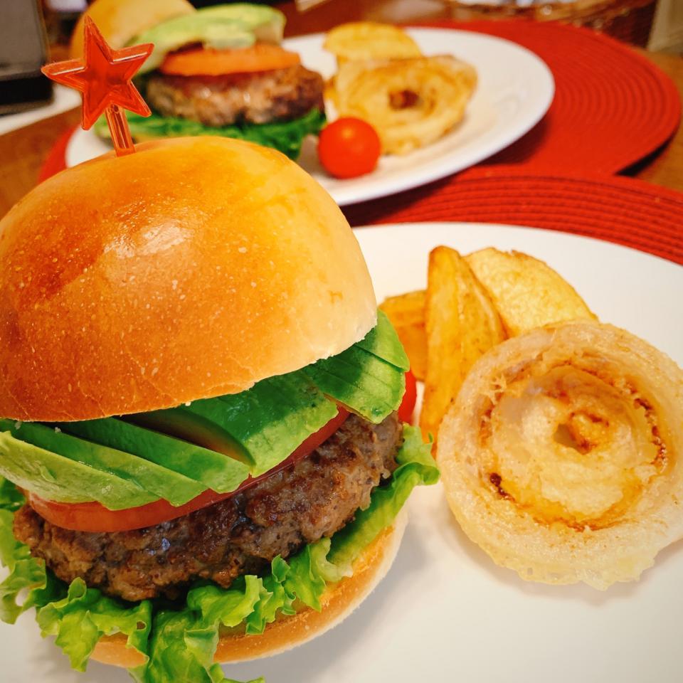 コロナ自粛ッキングのバンズも手ごねバーガー