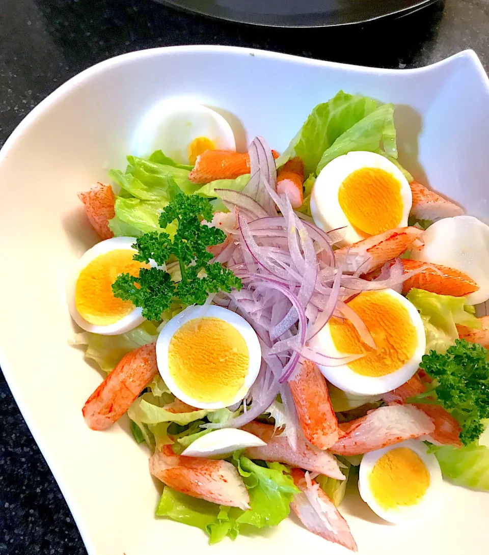 レタスと紫玉ねぎ🥗に茹で卵とカニカマ盛ってモリモリサラダ|シュトママさん