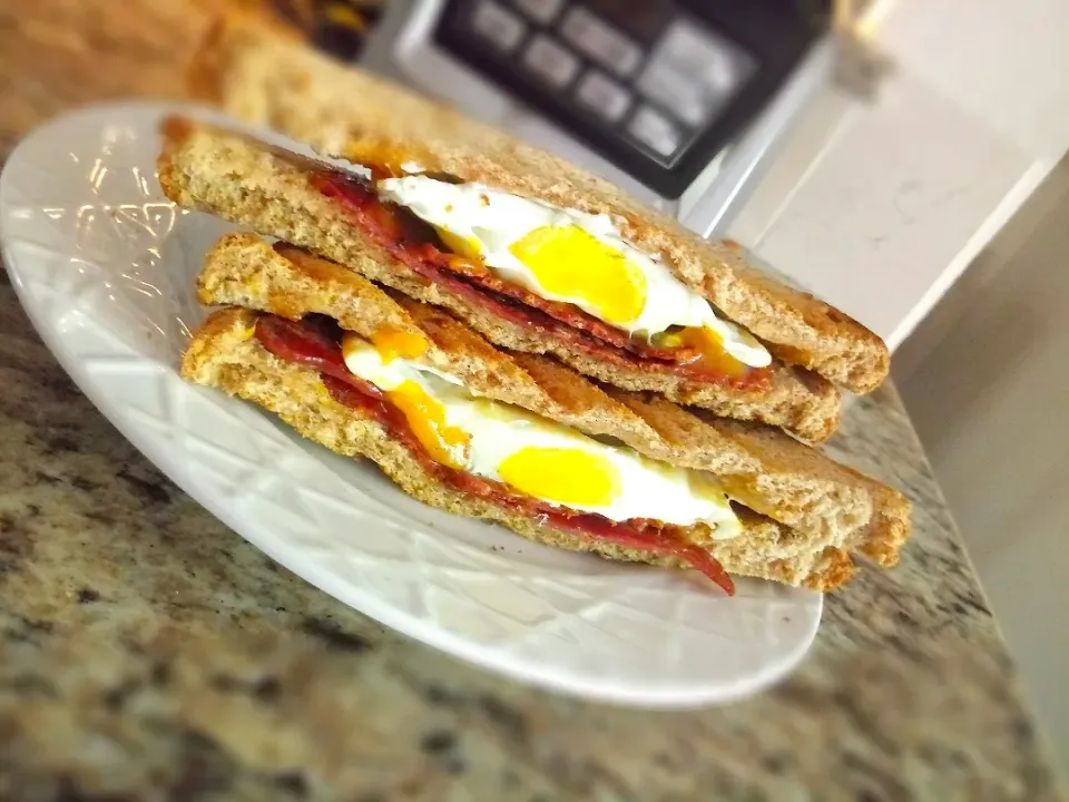 Happy Thursday Everyone !

sharing my 
🍳Turkey Bacon, Egg and Cheese Brkfst Sandwich  🍳 .|MaggieH17さん