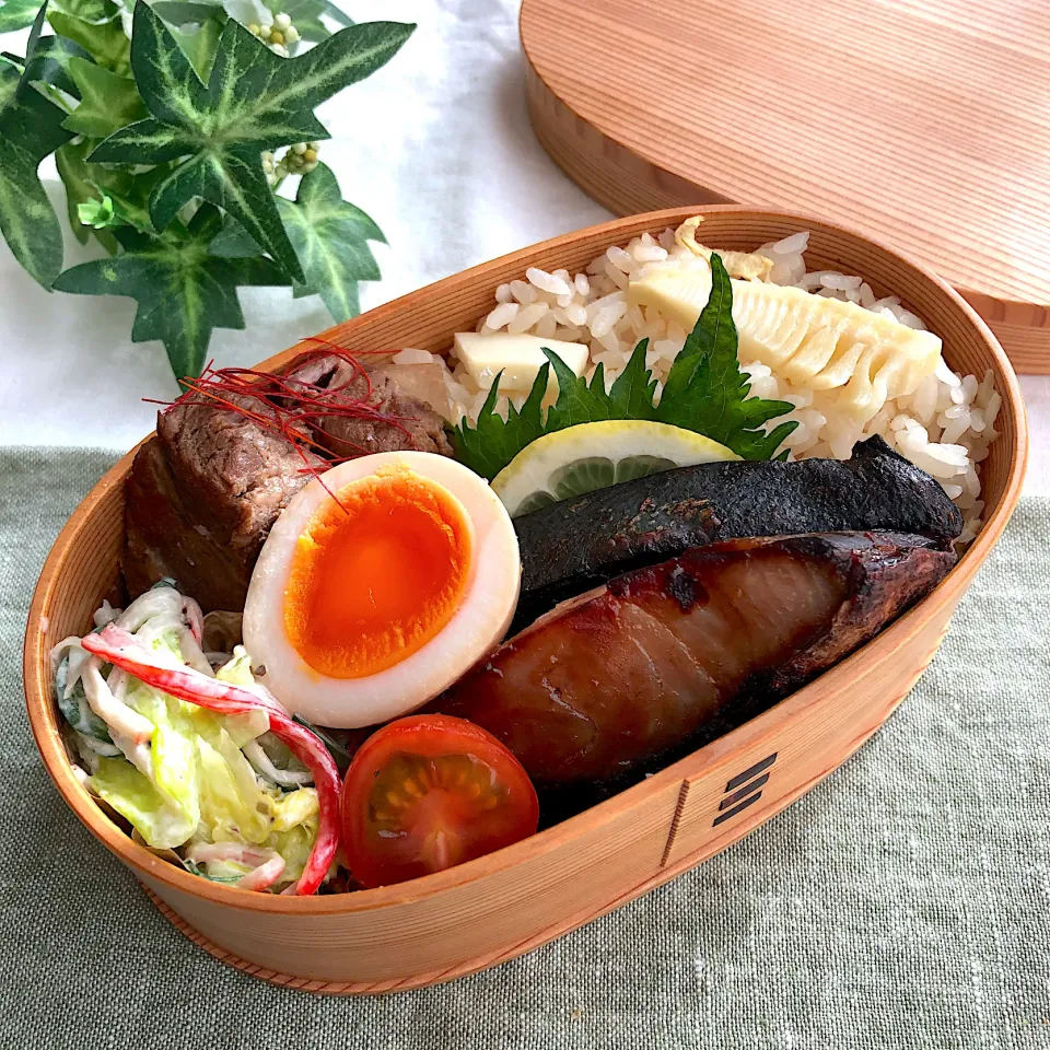 Snapdishの料理写真:筍の炊き込みご飯とブリの味噌漬け焼き弁当|あここさん