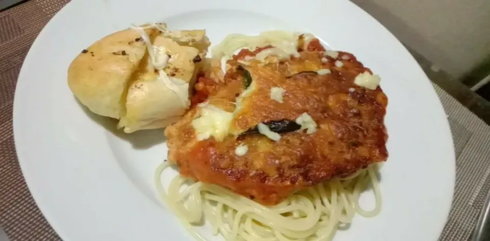 Snapdishの料理写真:my very own version of Chicken Parmesan with garlic bread|Yoj Eirrem Losさん