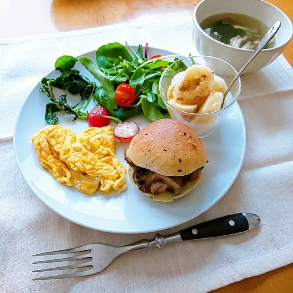 キノコサンドで朝ごはん|えるえるさん