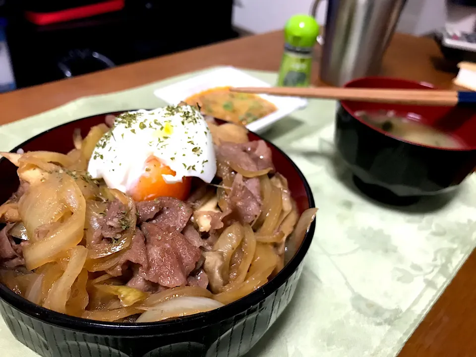 Snapdishの料理写真:宮崎産霜降り牛で作った贅沢牛丼|いたるさん