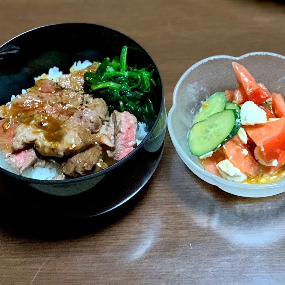 Snapdishの料理写真:ステーキ丼、トマトとクリームチーズのサラダ|sakiさん