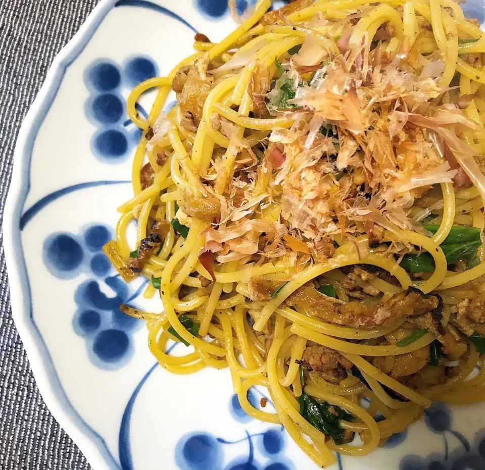 揚げとひき肉、ほうれん草のぱぱっとうまつゆ焼きパスタ|Cuisineさん