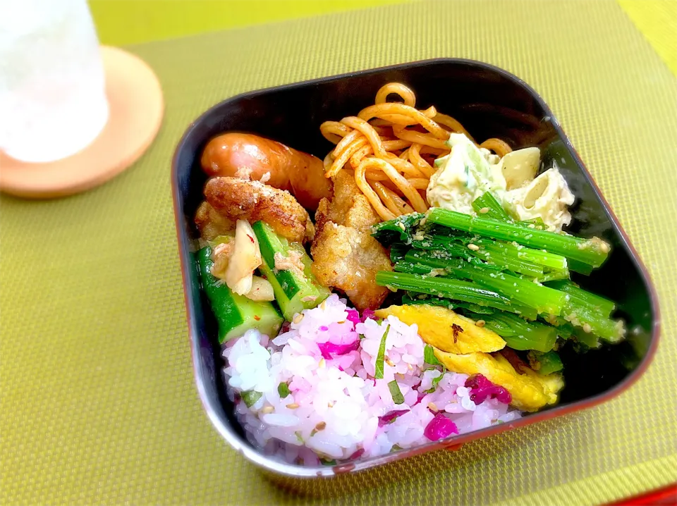 お昼ごはんにお弁当つくりました。公園とかで食べられたら良かったけど、こんな時なので、家でね🥰|yukiさん