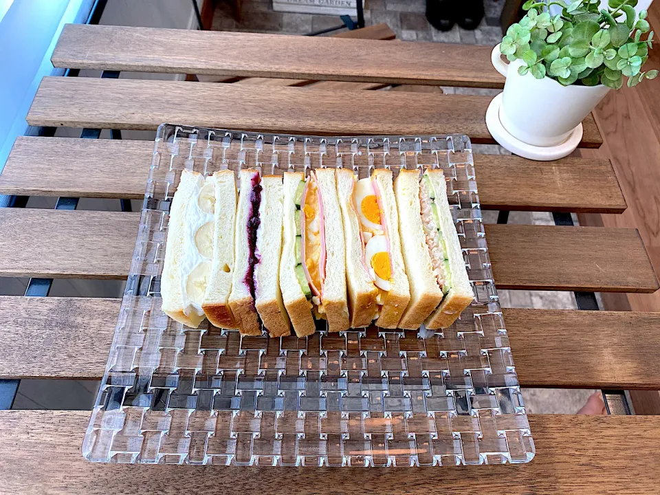 サンドイッチ【バナナホイップ.ブルーベリークリームチーズ.ハム卵胡瓜.ハム卵.ツナマヨ胡瓜】|kaeさん