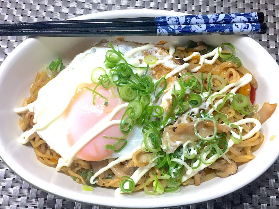 豚トロとパプリカのねぎしおレモン焼そば|すくらんぶるえっぐさん