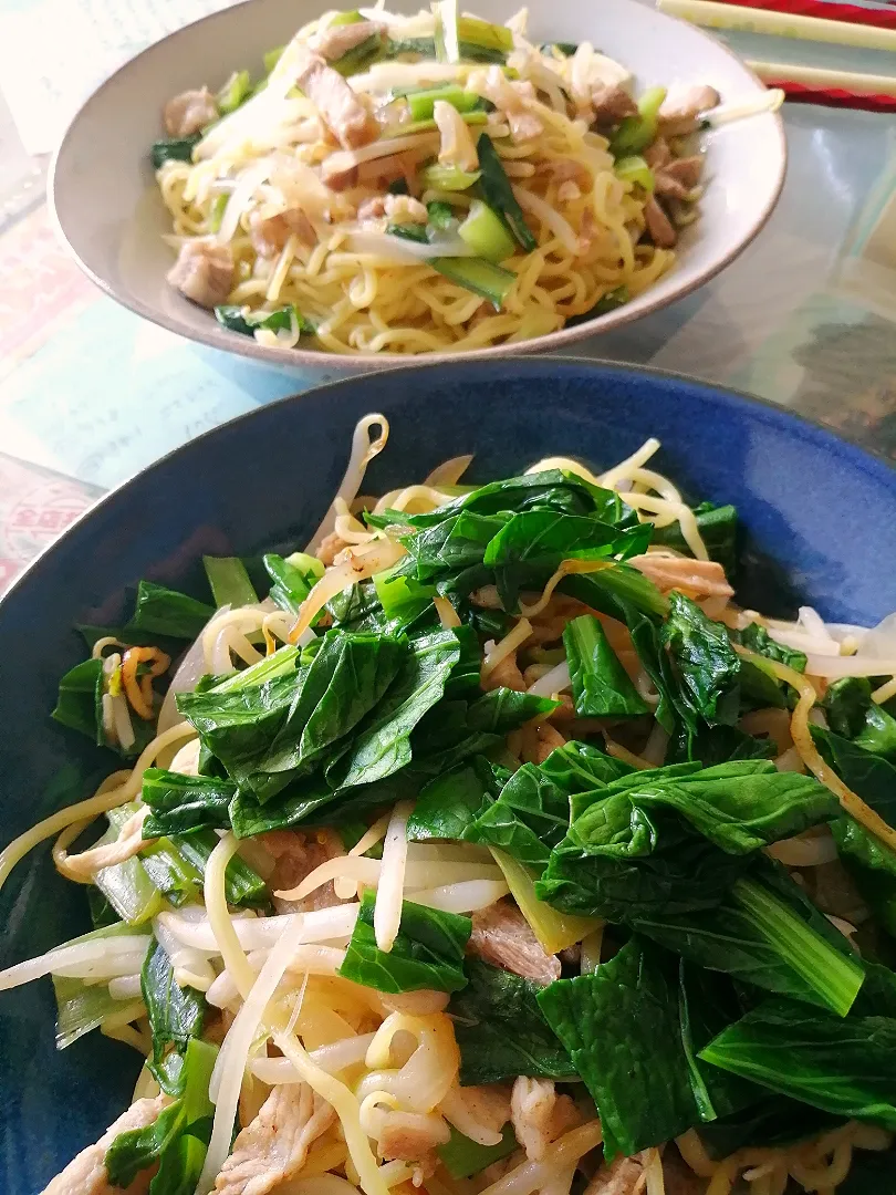 今日のランチは、小松菜たっぷり塩焼きそば😋|ナナオさん