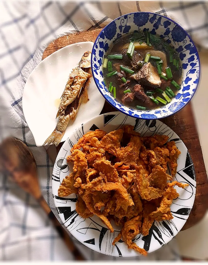 Fried Mushroom. Salted Fish and Beef Soup.|Amberさん