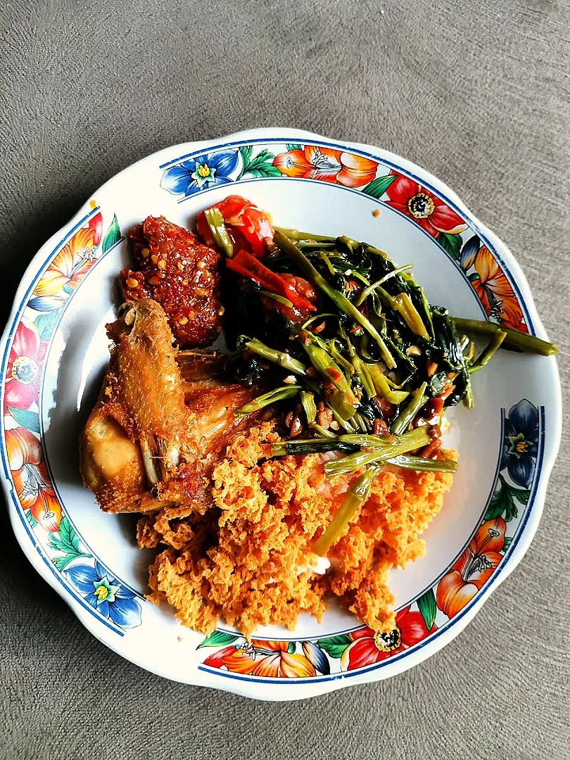 Snapdishの料理写真:Mom's Ayam Kremes + Stir fry Morning Glory + Sambal + Not to forget the White Rice 🤤|Imelda Franciscaさん