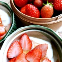 Snapdishの料理写真:yogurt with mini strawberries🍓 honey syrup|my palate and platesさん