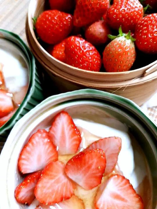 Snapdishの料理写真:yogurt with mini strawberries🍓 honey syrup|my palate and platesさん