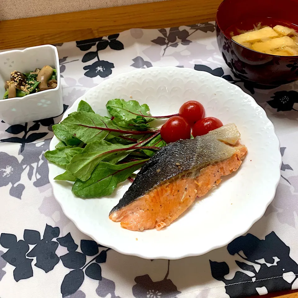 シャケのムニエル　青梗菜としめじの炒め物　玉ねぎとおあげの味噌汁|もゆさん