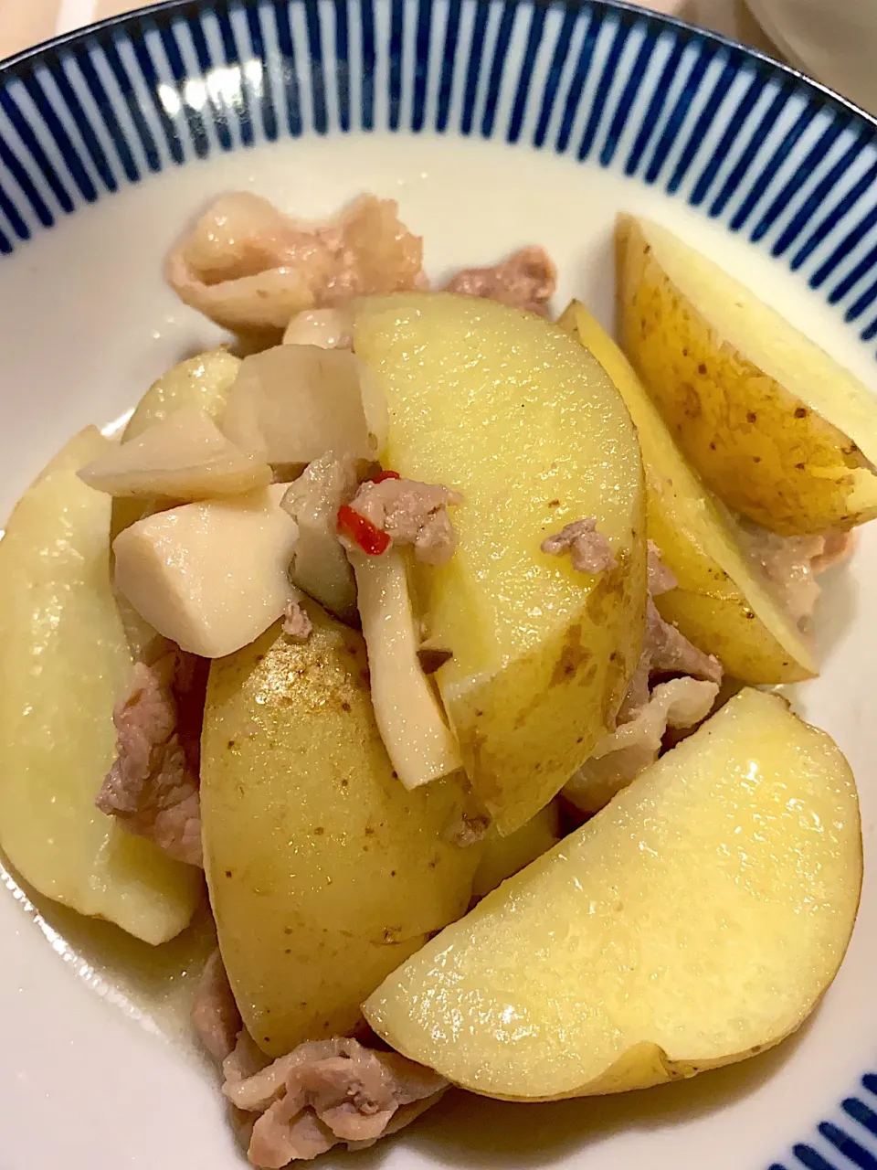 新じゃがと豚肉のピリ辛炒め煮|トモさん