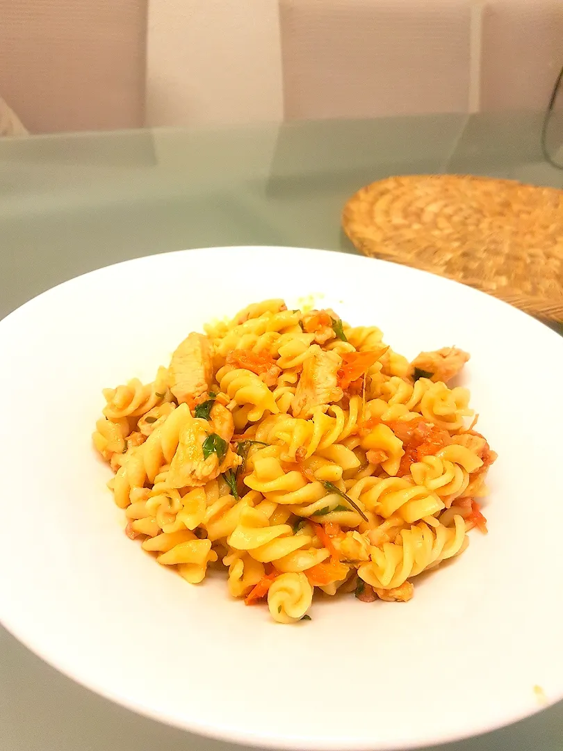 Snapdishの料理写真:Pasta with speck, cherry tomatten and chicken|alisasieg20さん