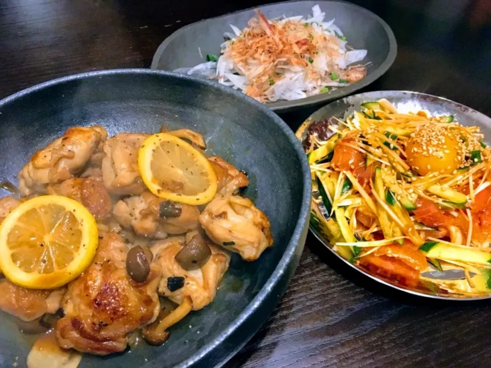 ○鶏とシメジのレモンバター醤油○生ハムのユッケ○オニオンサラダ|おぞもじさん