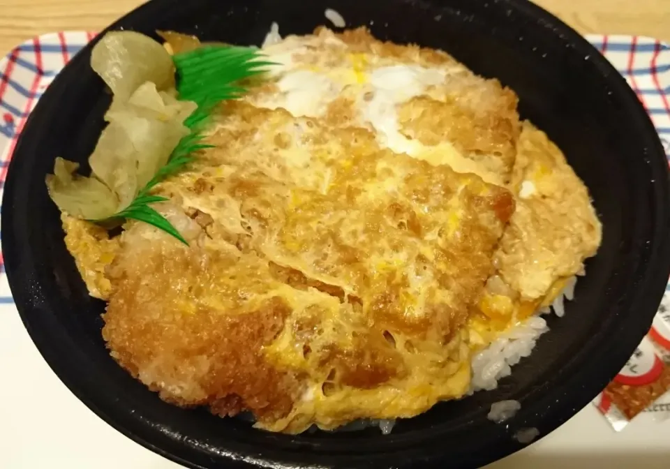 ロースカツ丼🐷|しまだ ちえこさん