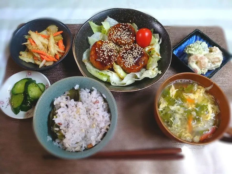 Snapdishの料理写真:パパ夕食！
木綿豆腐とはんぺんの海鮮餅風
干し貝柱のセロリスープ
セロリと人参の和え物
アボカドと海老とブロッコリーのサラダ
きゅうりの海鮮浅漬け
７分突き雑穀ごはん|うるちゃんママさん