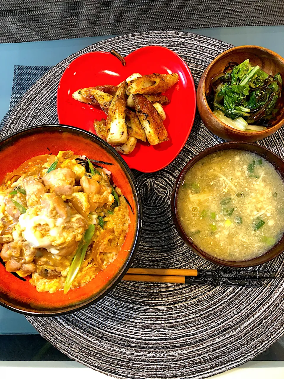 親子丼、ちくわの磯辺揚げ、白菜と塩昆布の和え物、えのきととろろこんぶのお味噌汁|okmtsekさん