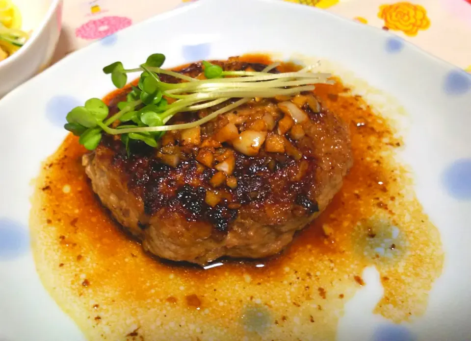 ガーリックソースのお肉ジュ～シィハンバーグ😋🍴|オレンジチョコさん