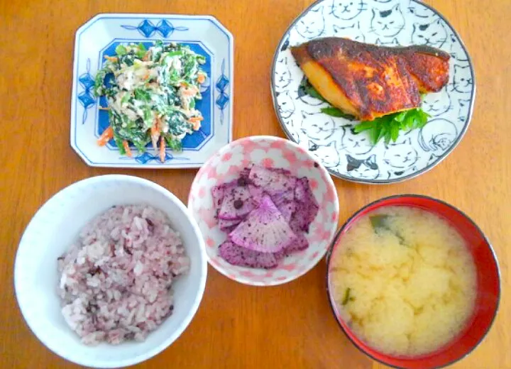 ４月７日　鰤の塩焼き　ほうれん草の白和え　紫大根のゆかり和え　わかめのお味噌汁|いもこ。さん