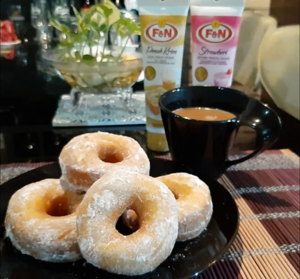 Donuts with hot *teh tarik*|ģřãçîöůşさん