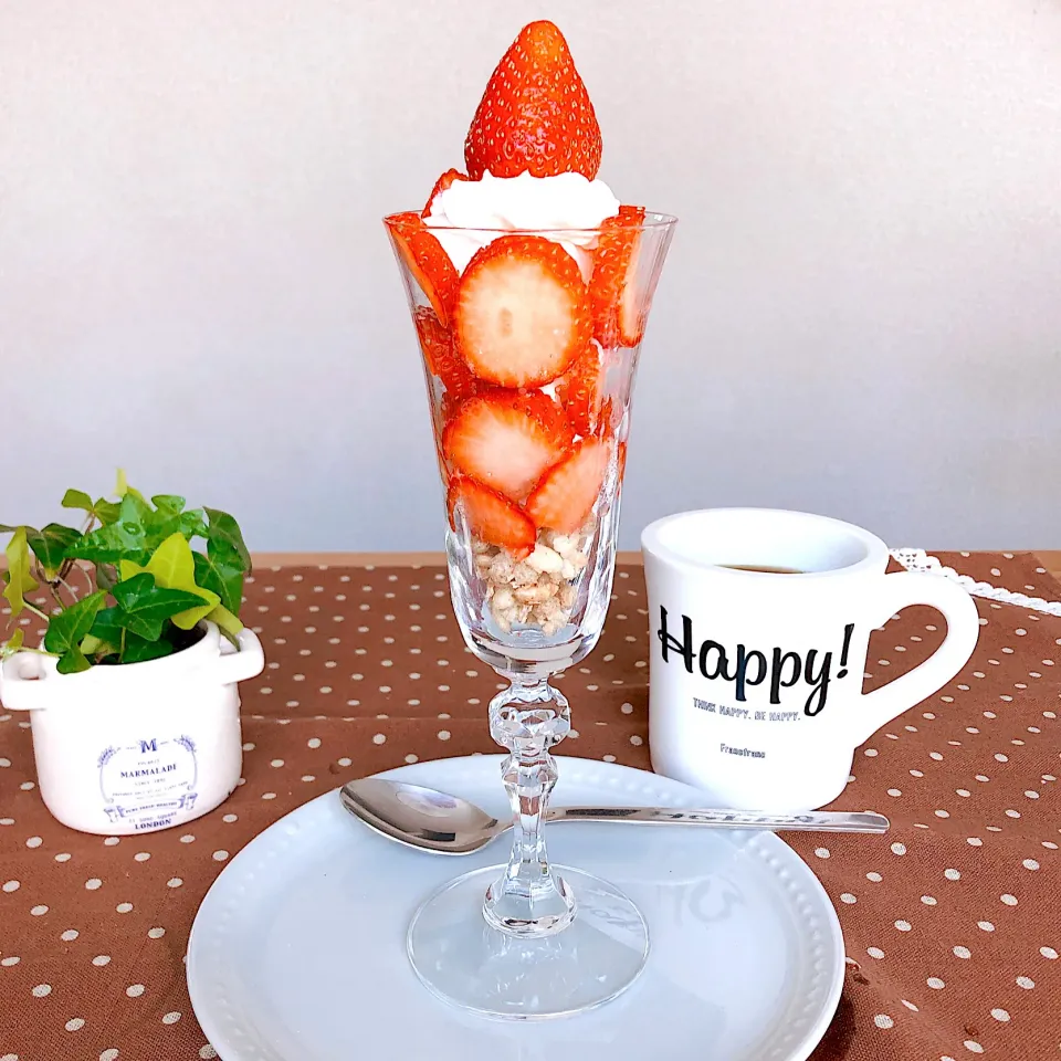 おうちカフェ「苺パフェ🍓」|Happy suzumeさん