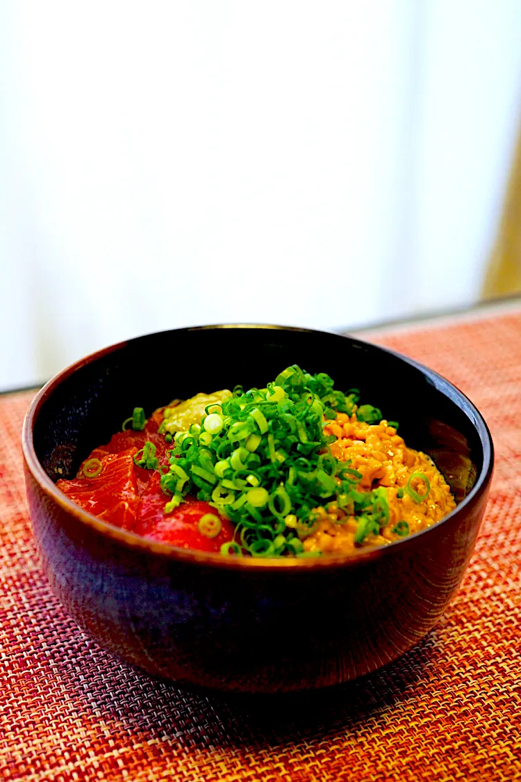 Snapdishの料理写真:休日の朝から納豆マグロ漬け丼❣️今日も元気に引き篭もるぞ〜\(//∇//)\✨💛|イチロッタさん