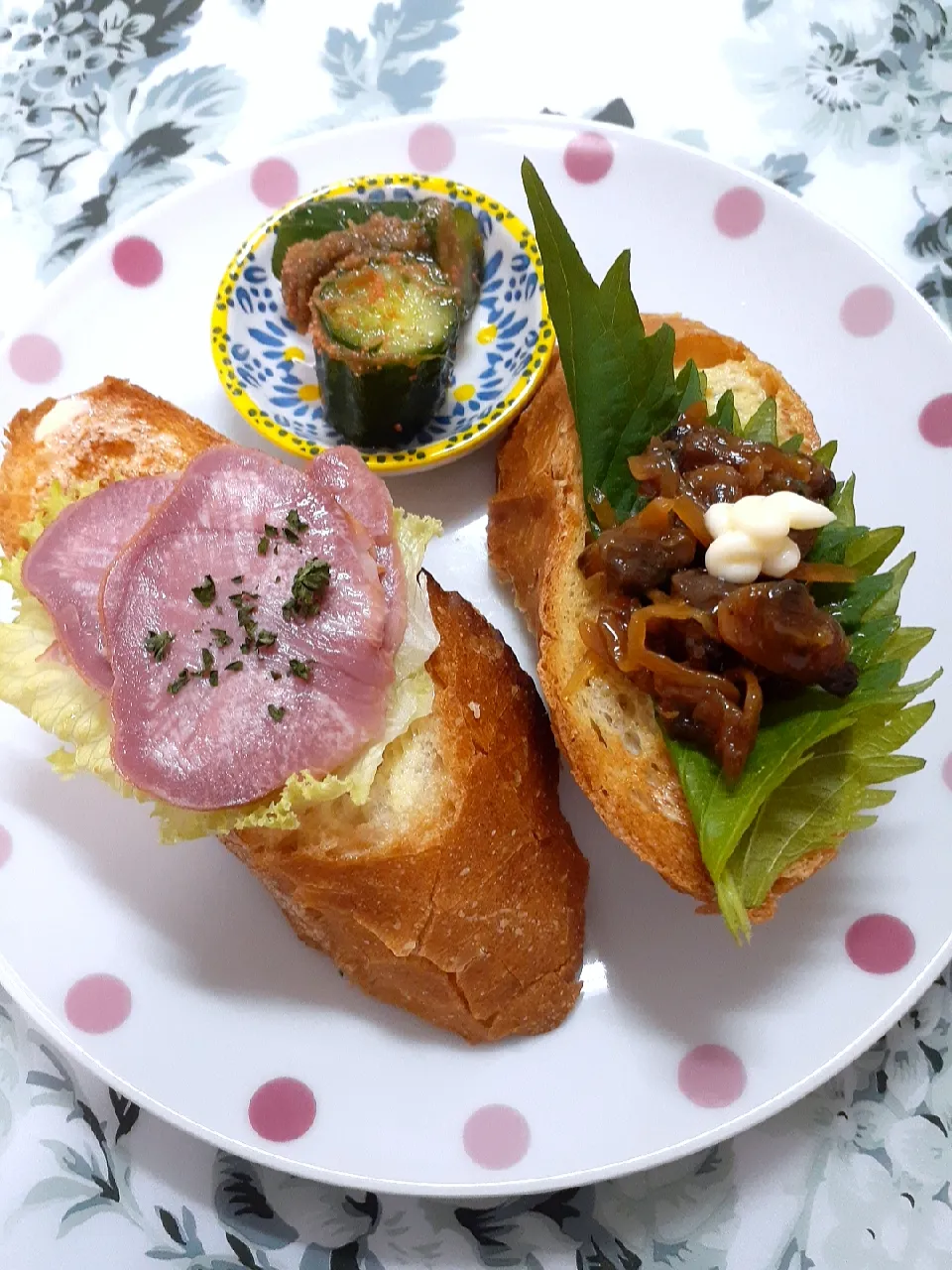 🔷冷凍🥖バケットで朝ごばん🔷豚スモークタン&あさり佃煮|@きなこさん