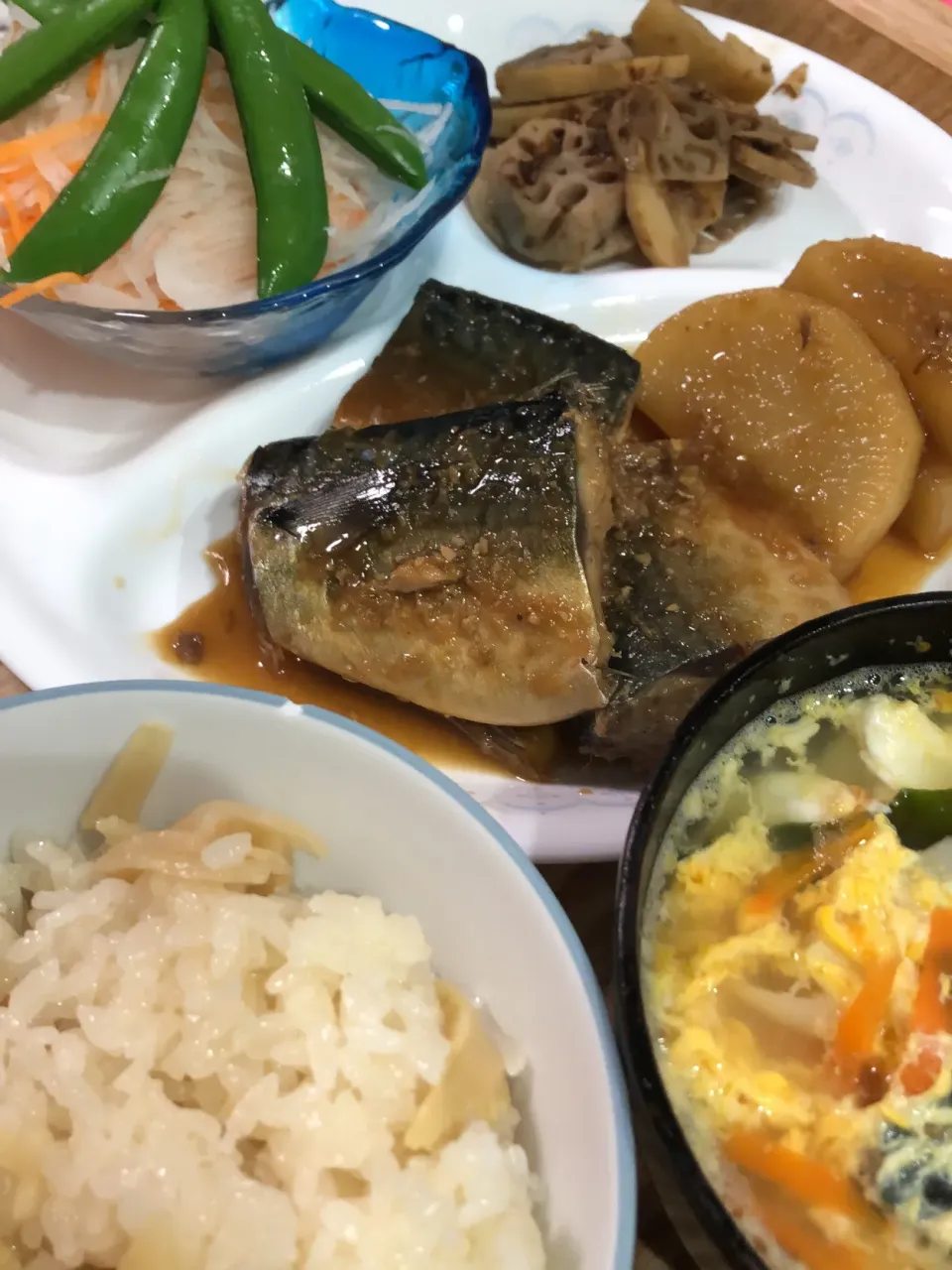 Snapdishの料理写真:筍ご飯、筍のかきたま汁、鯖の味噌煮、筍の蓮根の土佐煮、サラダ|caoさん