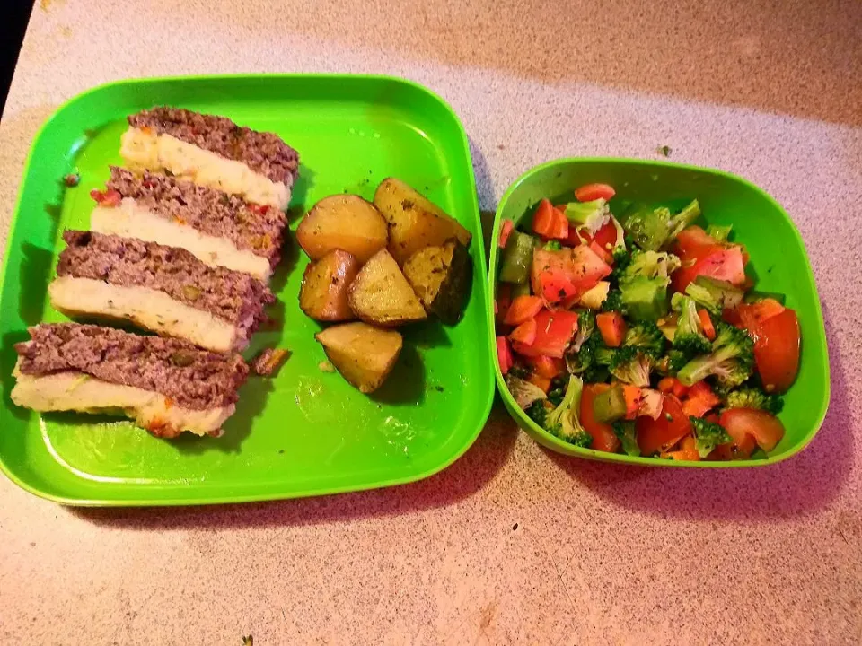 shepherd's pie and veggie salad|joanna mooreさん