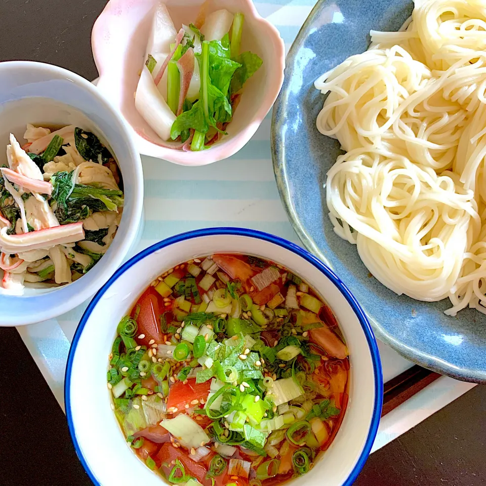 ピリ辛トマトつゆの素麺＊鶏むね肉とほうれん草のめんつゆマヨ和え|ちかさん