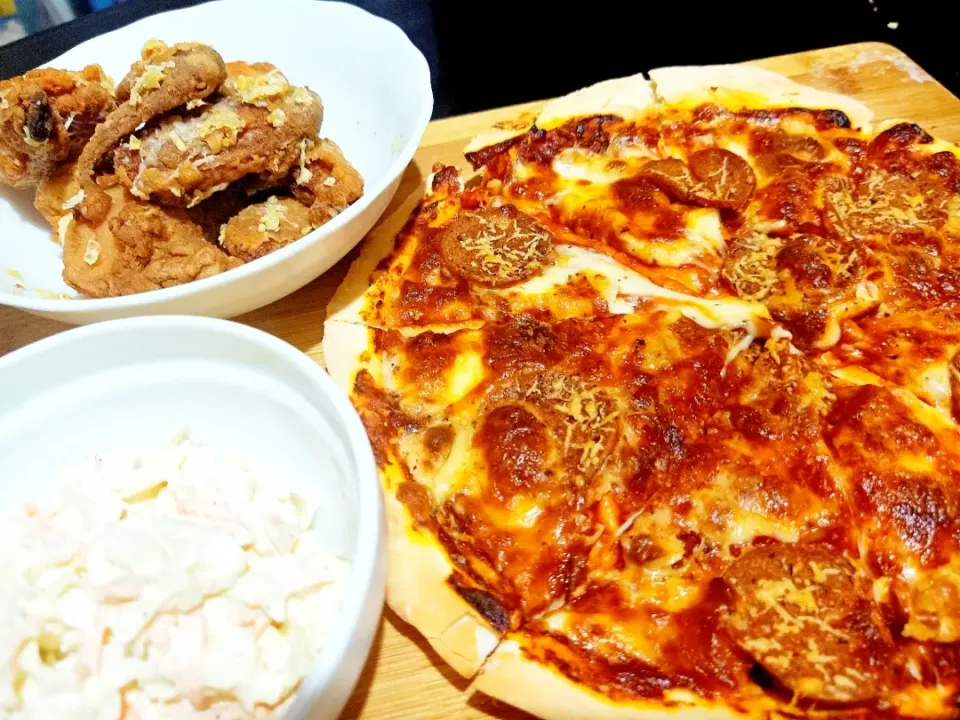 Homemade Pizza with Garlic Butter Parmesan Wings and Coleslaw|The Wretched Chefさん