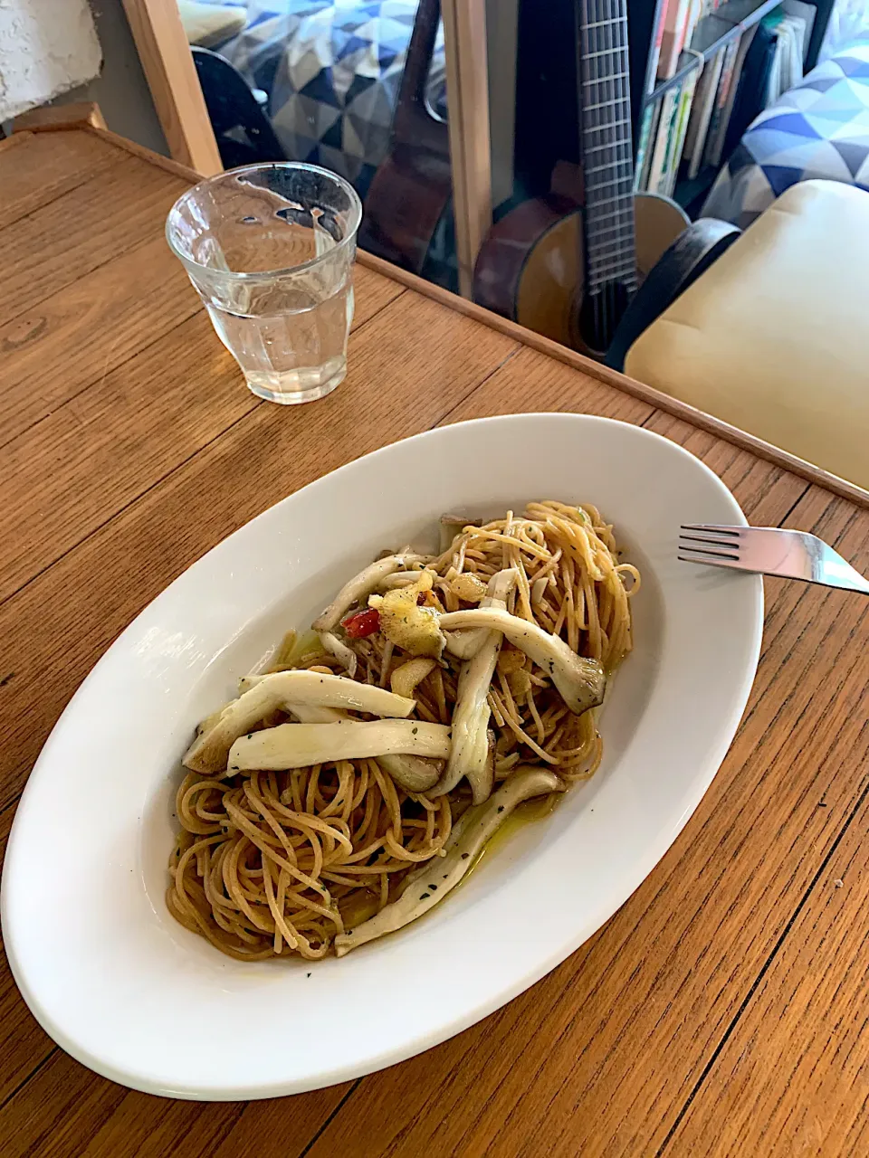 spaghetti all'aglio olio e peperoncino con funghi eryngii アッリオオリオのスパゲッティ　エリンギ添え|KimaLABOさん