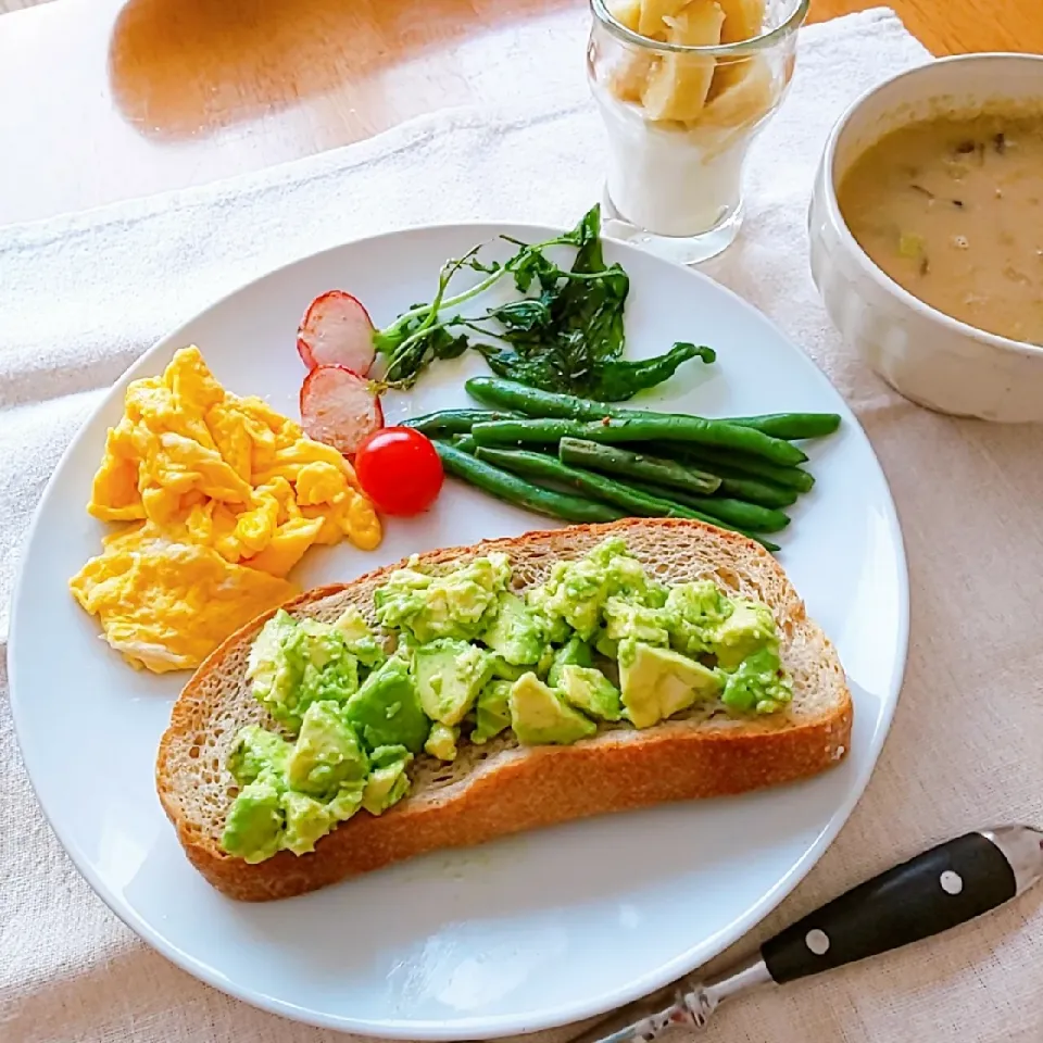 Snapdishの料理写真:アボカドトーストで朝ごはん|えるえるさん