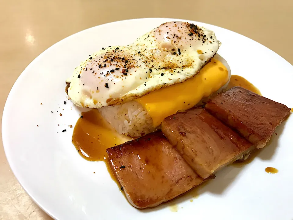 スパムの照り焼きに目玉焼き乗せチーズごはん|マハロ菊池さん